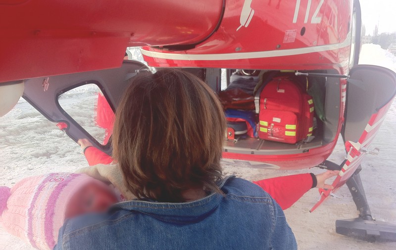 Tur de forţă pentru elicopterul SMURD în localităţile izolate de nămeţi din judeţul Botoşani
