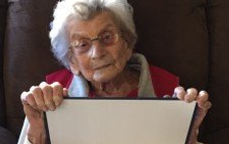 O femeie de 102 ani a absolvit facultatea la 60 de ani după ce a început-o|FOTO