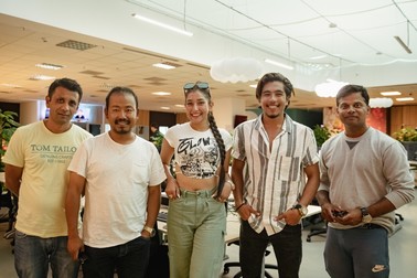 De la stânga: producătorul executiv Amit Rijal, regizorul Milan Chams, actorii Aanchal Sharma și Bibek Karmacharya, și directorul de imagine Sudip Baral.
