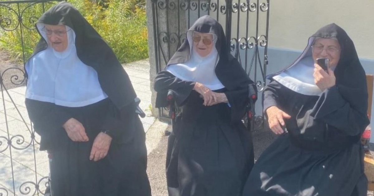 Cele trei călugărițe care s-au apucat de TikTok, în timp ce stau pe scaune în curtea mânăstirii