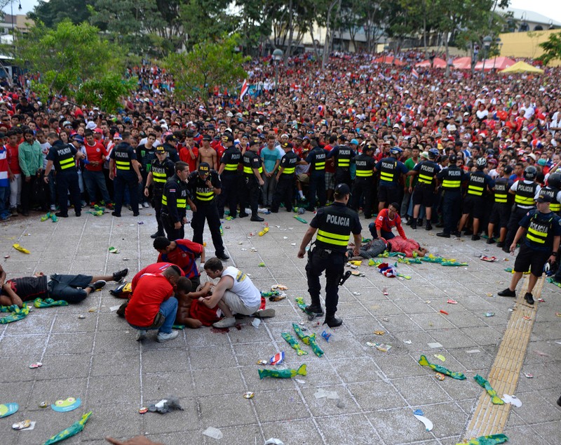FOTO / Imagini şocante cu suporteri costaricani!!! S-au tăiat între ei!