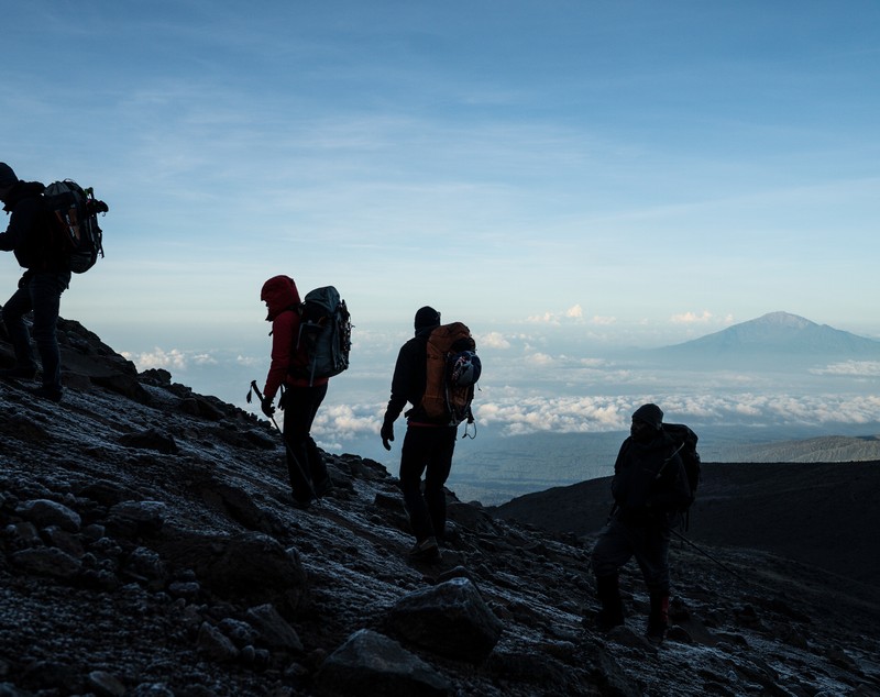 Alpinistul Will Gadd, ultimul om care urcă pe un celebru traseu montan, printre ghețarii care se topesc pe Kilimanjaro. Imagini spectaculoase