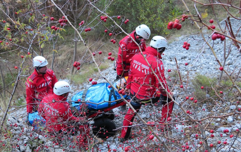 Tânăr din Iași, părăsit pe munte de prietenii cu care plecase într-o drumeție, găsit de salvamontiști în stare gravă pe Ceahlău