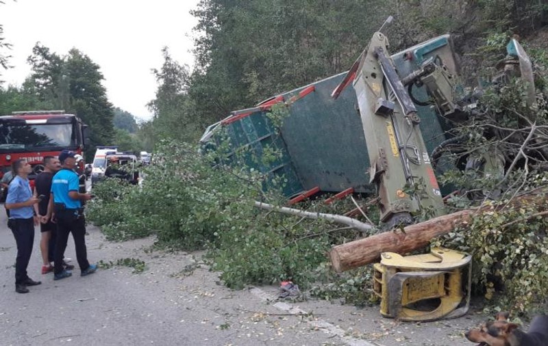 Șoferul unui camion plin cu lemne și-a băgat familia în spital, după ce s-a răsturnat pe Transalpina. Soția și cele două fiice minore se aflau cu el în cabină