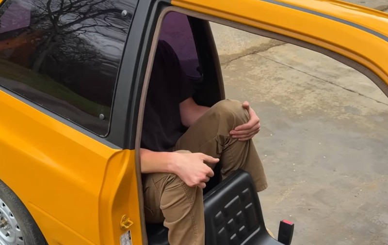 Un bărbat a tăiat un Ford în două, l-a făcut cea mai subțire mașină legală din lume și a transformat-o în Uber. Rezultatul i-a făcut pe oameni să se înghesuie să o încerce | VIDEO