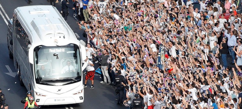 epa05913791 Real Madrid's supporters cheer at the arrival of the team bus close to Santiago Bernabeu's stadium before the Champions League quarter finals second leg soccer match between Real Madrid and Bayern Munich in Madrid, Spain on 18 April 2017 . EPA/JUANJO MARTIN