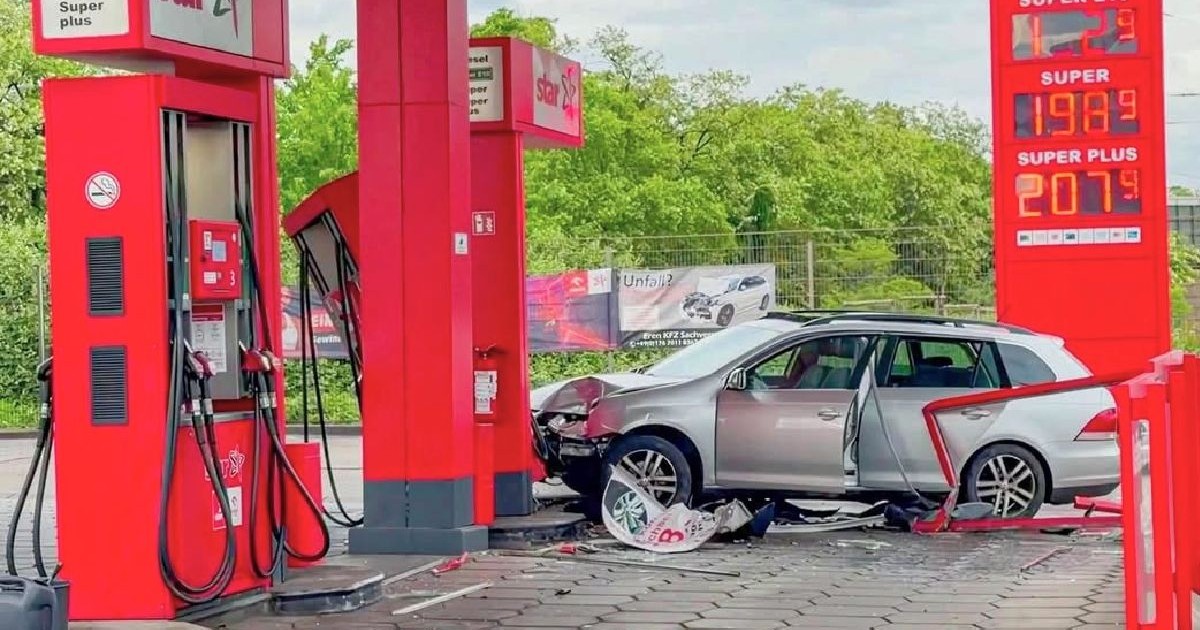 Imaginea surprinde urmările unui accident petrecut într-o stație de peco, unde o mașină de culoare gri a lovit violent o pompă de alimentare cu combustibil.