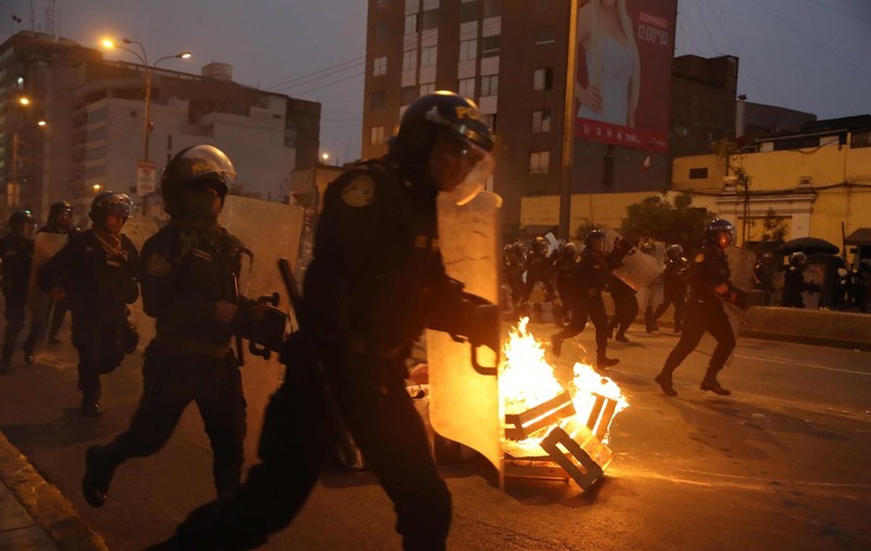 Confruntări între poliție și protestatari în Peru, la câteva zile după înlăturarea președintelui. Cel puțin 20 de răniți