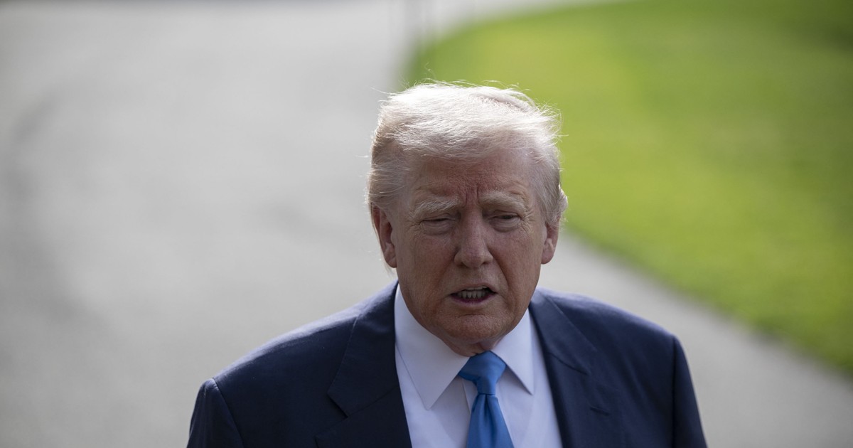 Donald Trump surprins afară, înainte de a pleca spre Vatican pentru a participa la funeraliile Papei Francisc, pe 26 aprilie 2025.