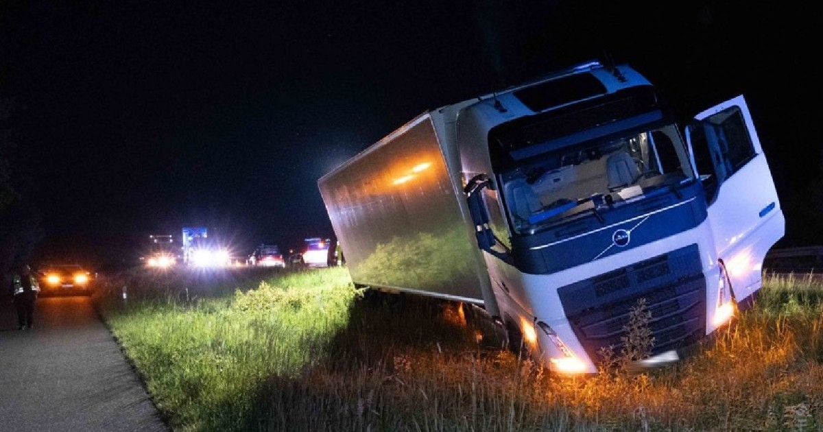 Un camion scos în afara drumului