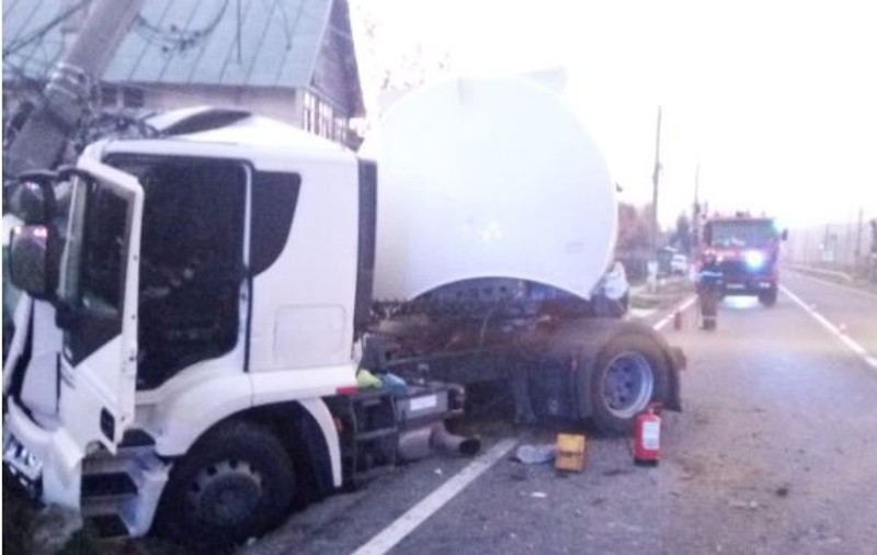 Accident pe DN1. O cisternă plină cu 34 de tone de combustibil a intrat într-un stâlp electric