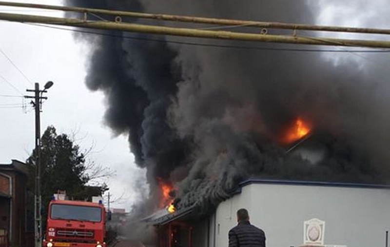 VIDEO | Un local deținut de o cunoscută cântăreață de muzică populară a fost distrus de un incendiu