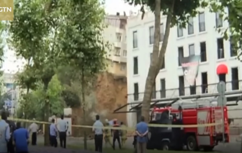 O clădire s-a prăbușit în Istanbul din cauza ploii. Imagini șocante în centrul orașului / VIDEO