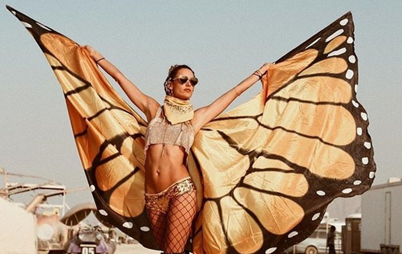 Alessandra Ambrosio, apariție incendiară la festivalul Burning Man