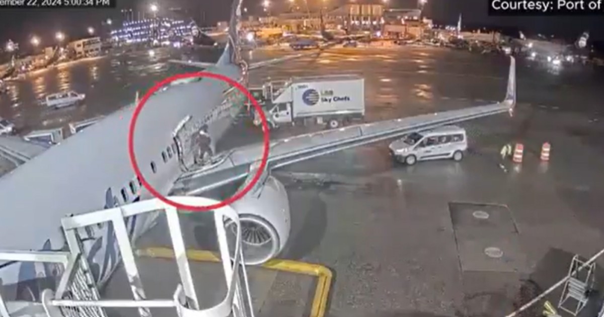 O pasageră „anxioasă” a deschis ușa avionului și a ieșit pe aripă, în Seattle. Foto Captură video X
