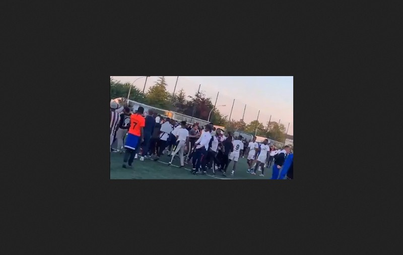 Meci de fotbal în Franța cu 400 de spectatori, în plină pandemie. Poliția a asistat la joc! Învingătorii au petrecut pe străzile orașului