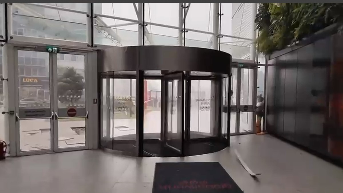 Puțin a lipsit ca ușa rotativă să fie distrusă de furtună. Foto Captură video