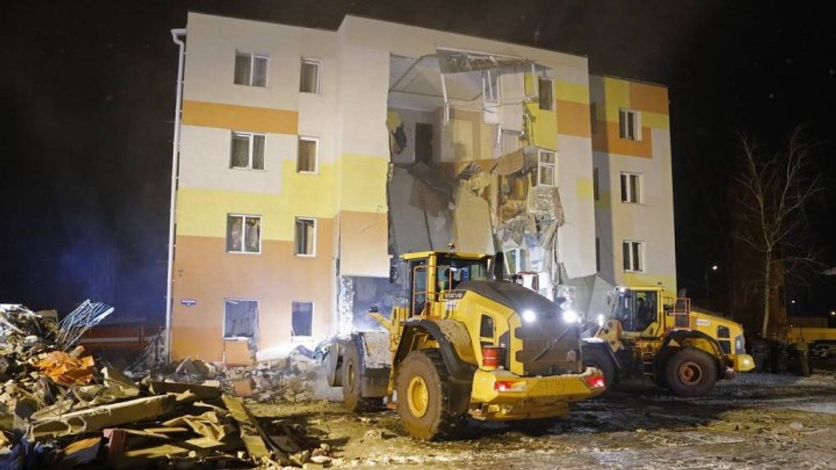 Explozie violentă într-un bloc din Rusia. Patru etaje s-au prăbușit