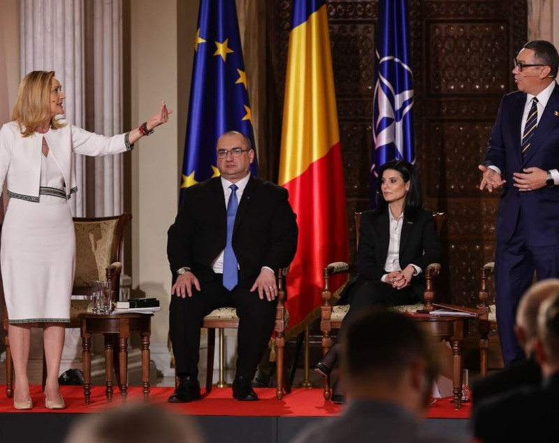 Imaginile nevăzute la dezbaterea electorală de la TVR, la care n-a vrut să vină George Simion. Ce carte citea Victor Ponta