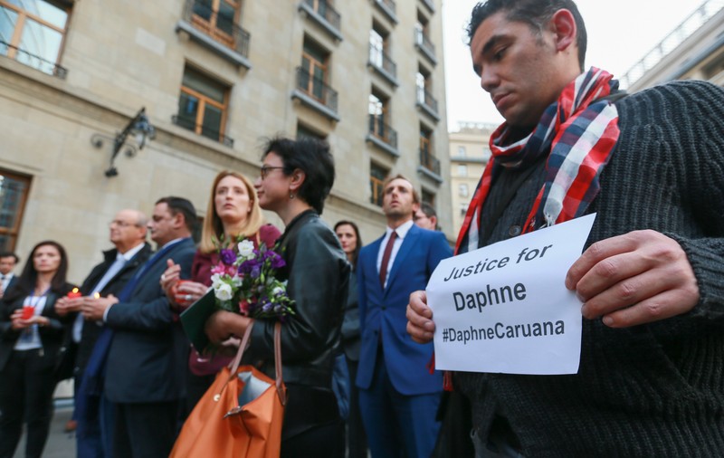 Sute de oameni au participat la înmormântarea jurnalistei ucise în Malta. Oficialii interziși la funeralii