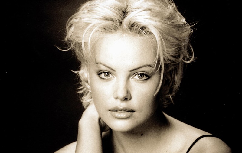 Charlize Theron a fost vrăjită de Sean Penn