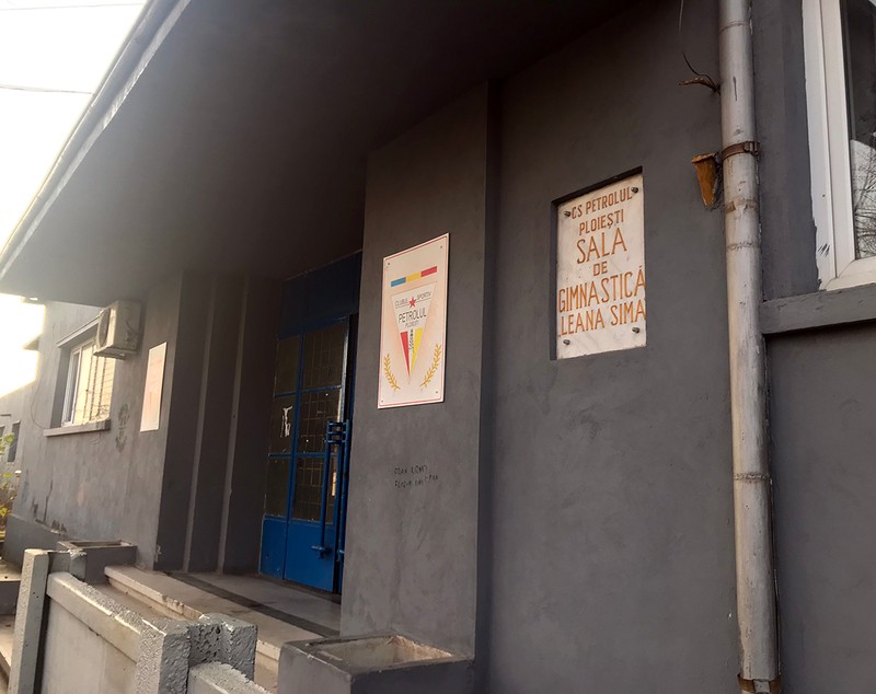 Cum îi umilesc Primăria și MTS pe sportivii de la CS Petrolul Ploiești, de unde au plecat multe campioane mondiale la gimnastică. Clubul a ajuns o groapă de gunoi: ”Dacă vine un cutremur, murim ca șoarecii”