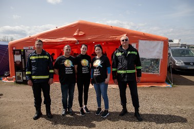Colonelul Marius Tăuteanu (dreapta) și voluntarii World Central Kitchen