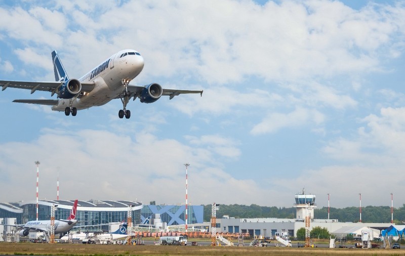Un avion TAROM decolează aeroport Otopeni