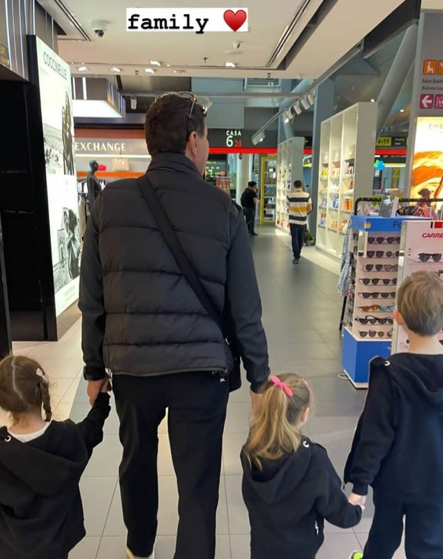 Cum a apărut Cristi Borcea la mall cu copiii. Omul de afaceri a renunțat la costumele elegante și s-a asortat cu ținutele micuților