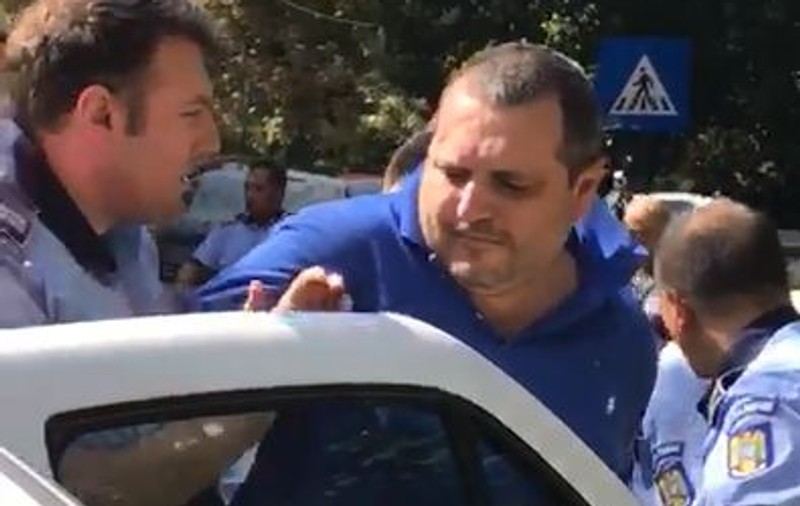 EXCLUSIV / Cuțitarul dintre blocuri e liber. Vecinii sunt îngroziți că bărbatul violent, care a ieșit recent din arest, ar putea omorî pe cineva