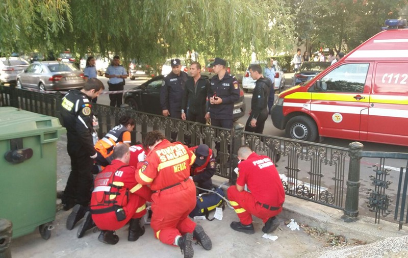 UPDATE | Un copil și bunicul său au căzut în râul Dâmbovița, pe Splaiul Unirii. Bărbatul a murit, astăzi, la spital