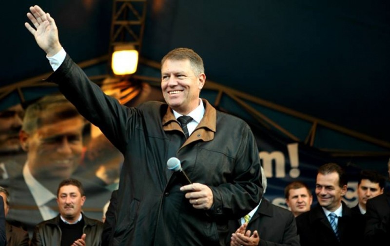 Klaus Iohannis, în Piața Universității! CE STRIGĂ ȘI CÂNTĂ ROMÂNII
