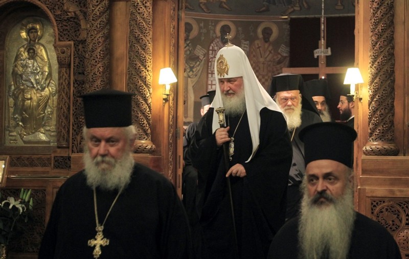 Patriarhul Rusiei, Kirill, îi AVERTIZEAZĂ pe călugări SĂ SE FEREASCĂ DE INTERNET, însă pe preoţi îi sfătuieşte SĂ-L FOLOSEASCĂ!