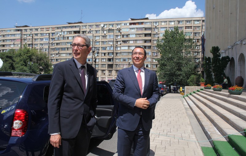 EXCLUSIV Vai de conturile lui! După ce s-a tocmit la tribunal ca la piață pentru pensia alimentară a celor trei copii, Andrei Zaharescu a ajuns într-o situație fără scăpare