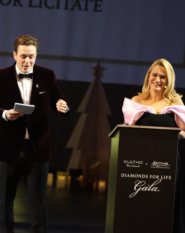 Aris Eram are stofă de prezentator TV. Andreea Esca a prezentat un eveniment caritabil alături de fiul ei