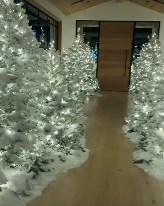 Imagini cu casa lui Kim Kardashian împodobită de Crăciun. Decorul extravagant pe care l-a ales în acest an
