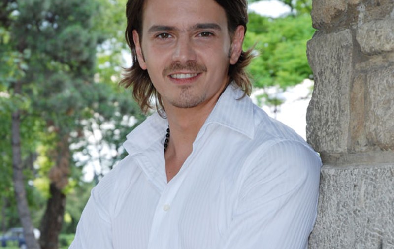 Mihai Petre este noul protagonist al serialului de epoca "Aniela"! 