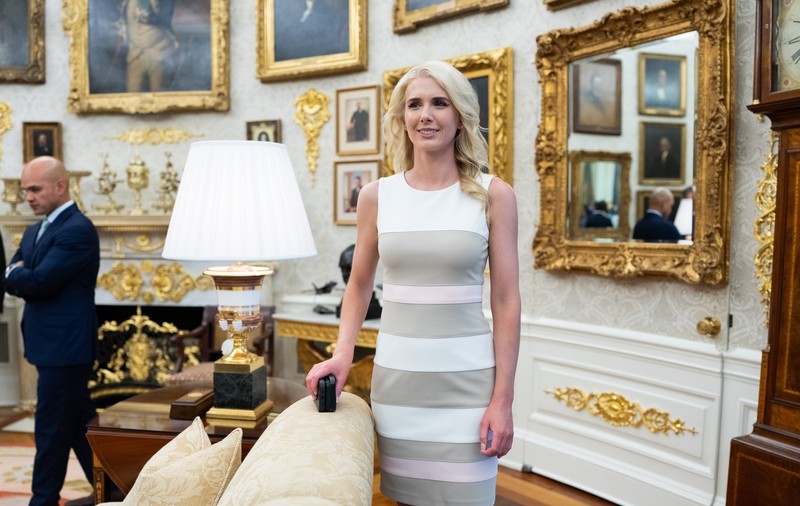 „Imprimanta umană” a lui Trump. Cine este Natalie Harp, colaboratoarea care a călătorit în portbagaj pentru a fi alături de el