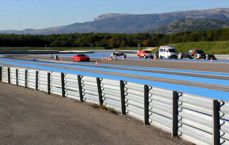 FABULOS! Cursă de viteză între un Ferrari şi o bicicletă. Ghiceşti cine a câştigat? VIDEO