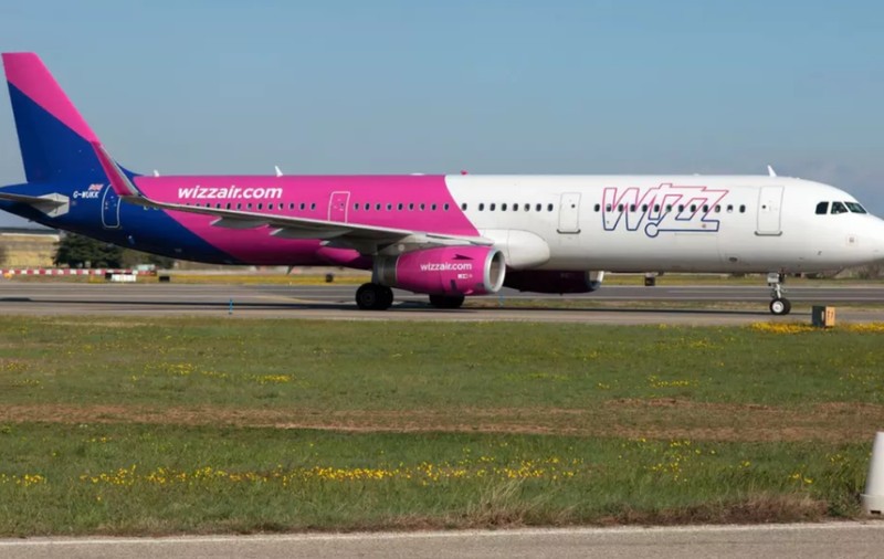 Avionul Wizz Air care a cerut să aterizeze pe Aeroportul Otopeni s-a învârtit în zona judeţului Vâlcea pentru a consuma combustibil înainte de aterizare