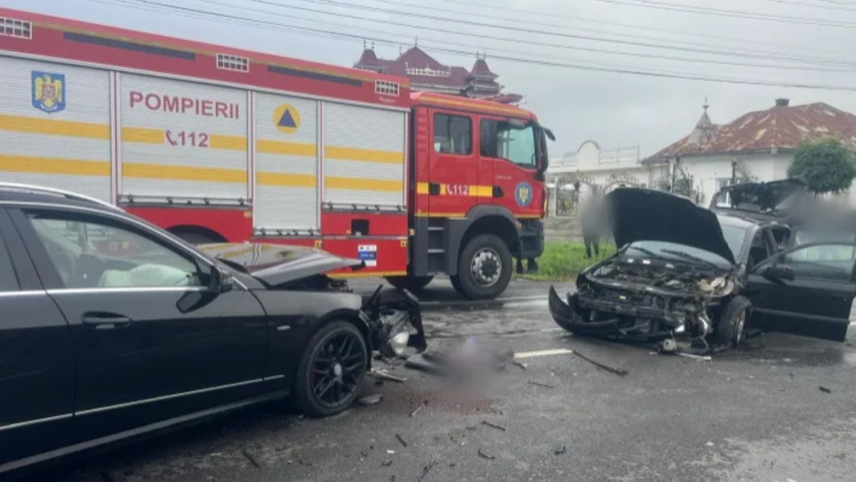 O mașină de pompieri cu două mașini avariate în urma accidentului de la Huedin, Cluj