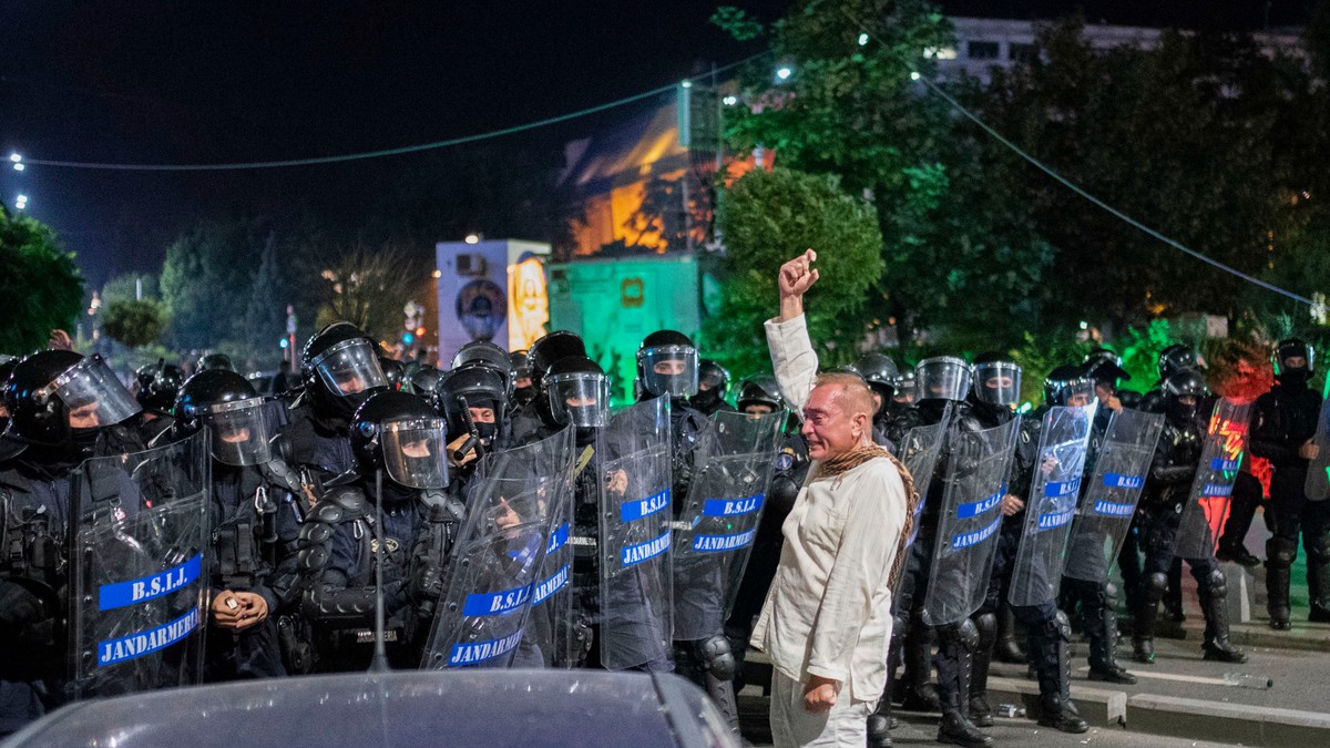 Cătălin Răzvan Paraschiv, în fața jandarmilor din Brigada Specială de Intervenție, folosit mesaje codate: ”Închideți coloana” (Foto: Inquam Photos / Alberto Grosescu)