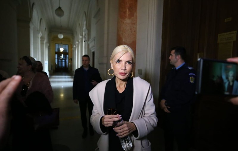 Laura Vicol a fost scoasă din arestul Poliției pentru a fi dusă la spital