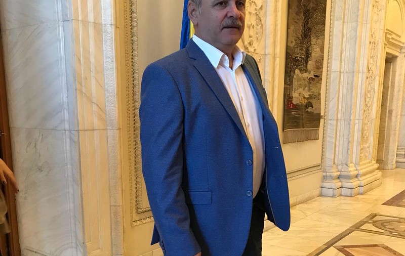 FOTO | Liviu Dragnea a venit la Parlament, după internarea în spital. A intrat în şedinţă ţinându-se de braţul lui Codrin Ştefănescu