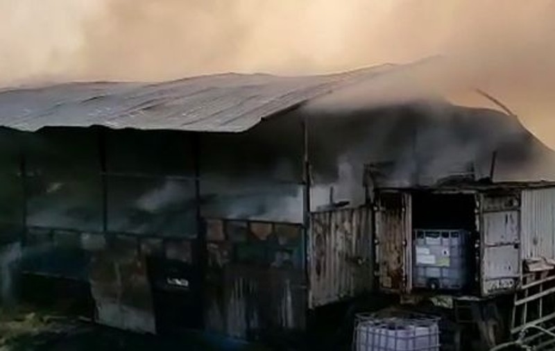 UPDATE / Incendiul de la ferma din Argeș a fost localizat. Flăcările nu au ajuns la sacii cu azot și rezervoarele de motorină din interior