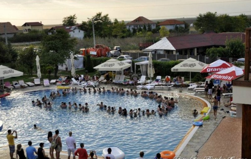 Wilmark, profesor de salsa în piscină pentru zeci de turişti