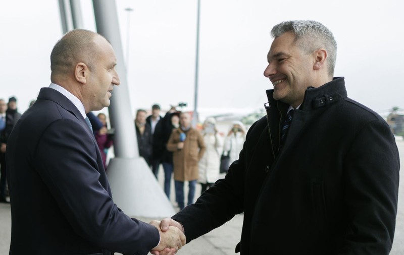 Publicația austriacă Der Standard: De ce a mers Nehammer în Bulgaria și nu în România, să repare relațiile? „Semnalul transmis e ciudat”