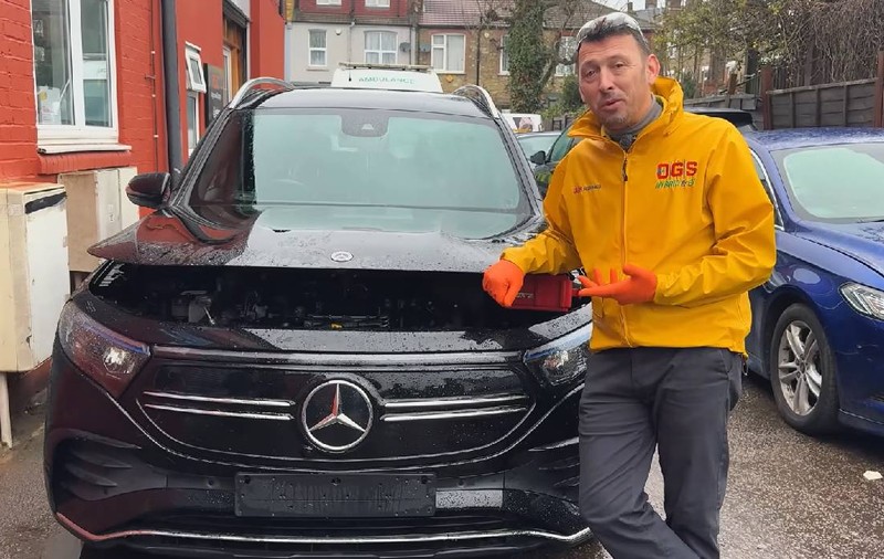 Un mecanic român a scos bateria unui Mercedes electric de 4 ori la rând și a descoperit secretul erorilor de soft | VIDEO