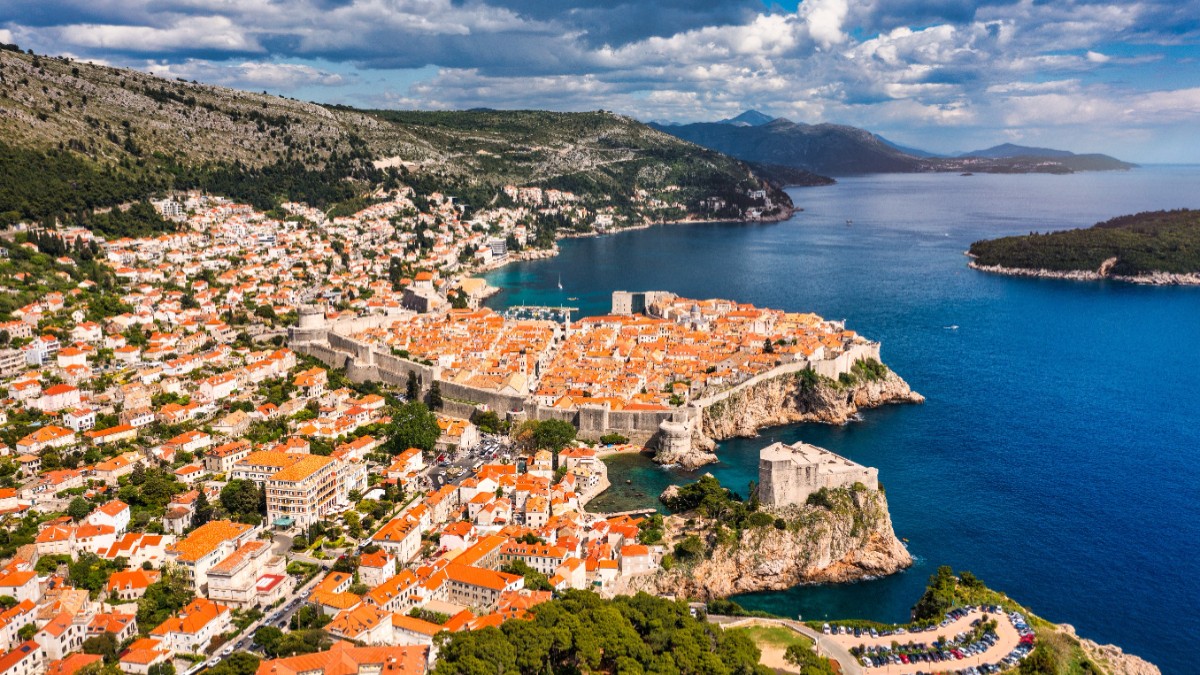 Imagine văzută de sus cu fortul Lovrijenac din orașul Dubrovnik, Croația.
