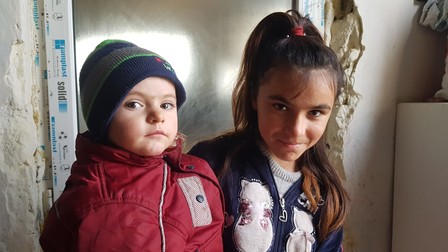 Cătălina, care are adesea grijă de micuța Parachiva, a povestit că, deși are probleme cu vederea, este ținută la școală în ultima bancă